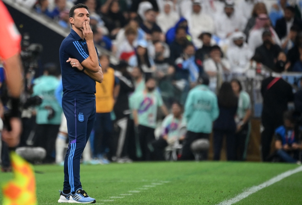 In this file photo taken on December 18, 2022 Argentina's coach Lionel Scaloni watches his players from the touchline during the Qatar 2022 World Cup football final match between Argentina and France at Lusail Stadium in Lusail, north of Doha. (Photo by FRANCK FIFE / AFP)
 