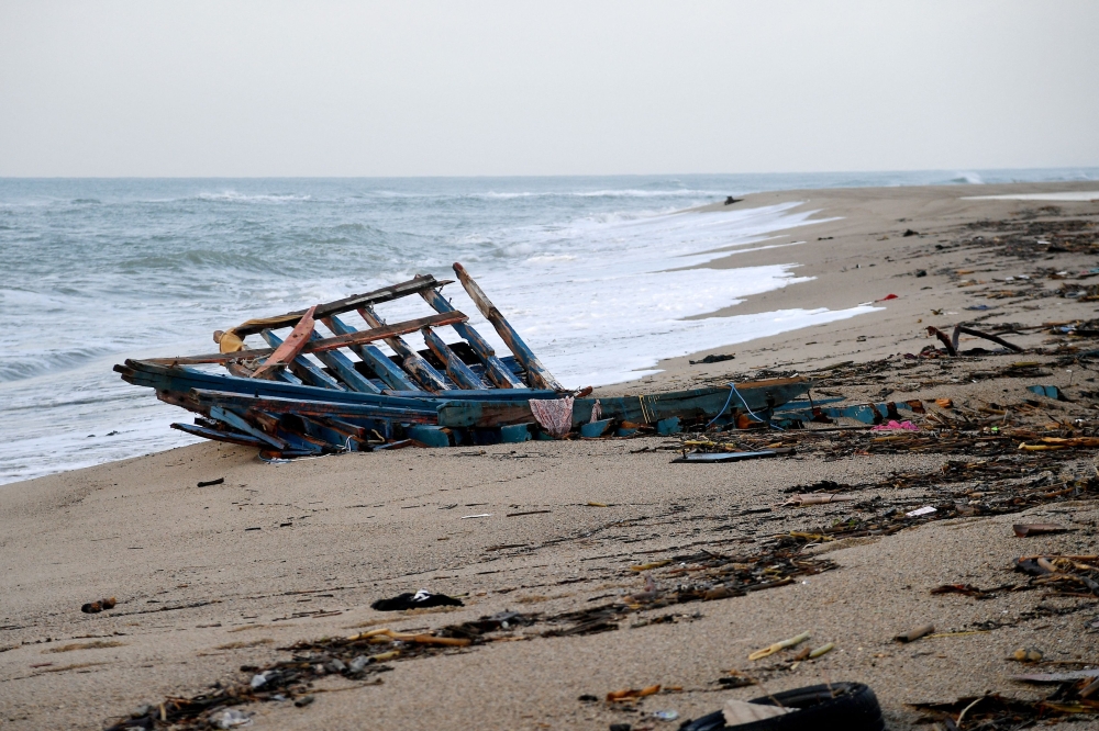 A photograph taken on February 28, 2023 shows parts of a migrants boat, washed on the beach, two day after it sank off Italy's southern Calabria region, in Steccato di Cutro, south of Crotone. (Photo by Alessandro SERRANO / AFP)
