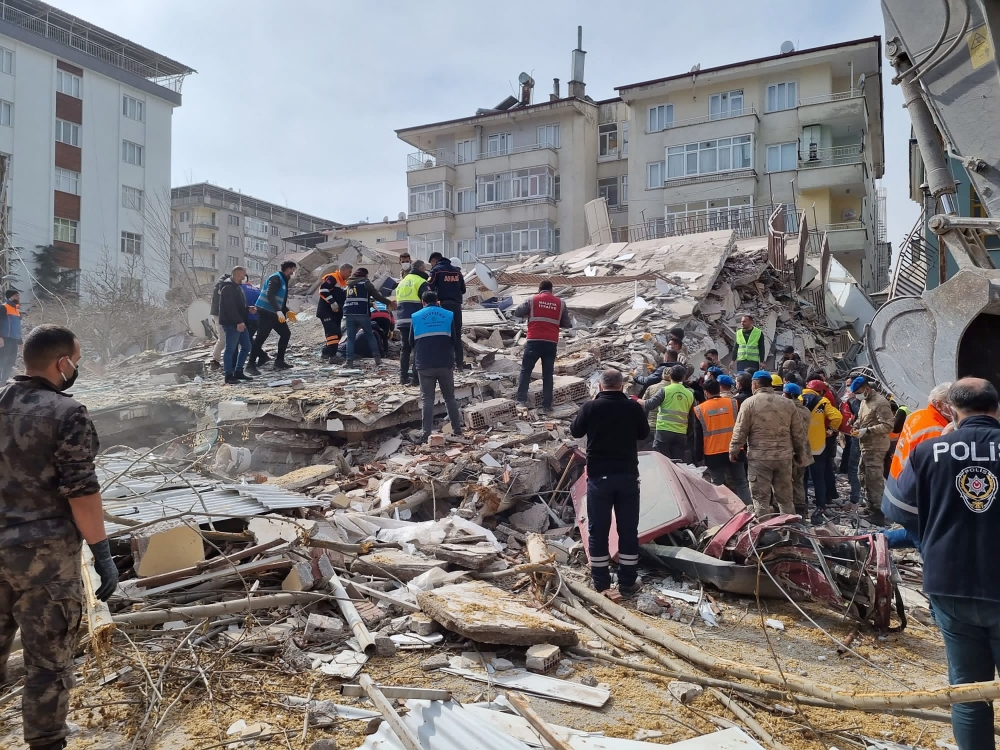 Rescuers carry on search operations among the rubble of collapsed buildings in the Yesilyurt district of Malatya on February 27, 2023 after a 5,6 magnitude earthquake hit eastern Turkiye, killing one person and wounding dozens others while causing some damaged buildings to collapse, the government's disaster agency said. (Photo by DHA (Demiroren News Agency) / AFP)