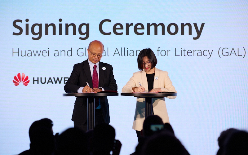 Huawei and the Institute for Lifelong Learning officials at the Digital Talent Summit.