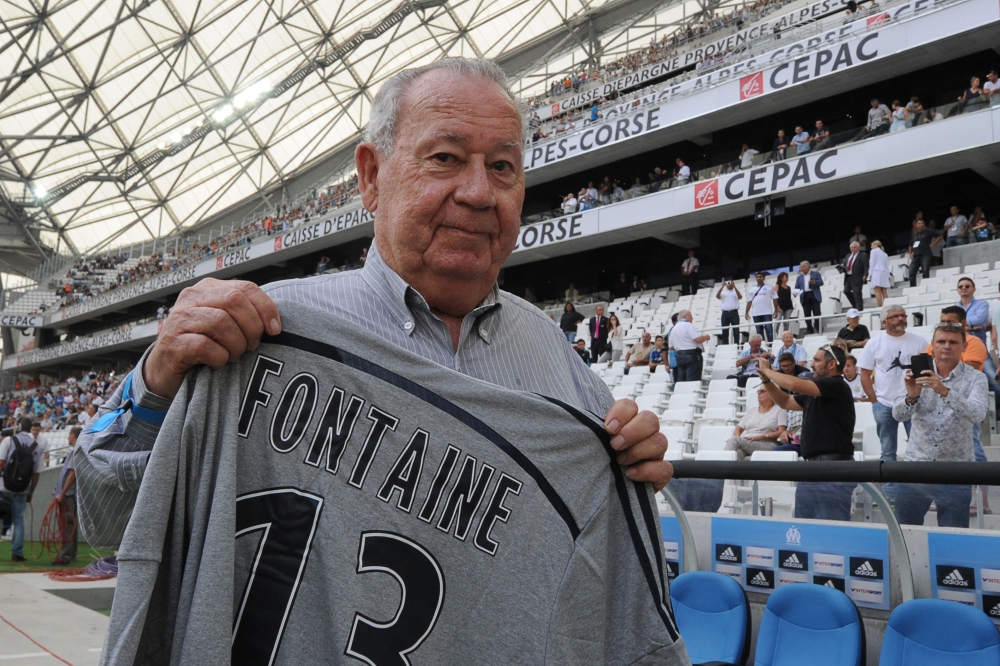Former French football player Just Fontaine shows his jersey before the start of the French L1 football match Olympique de Marseille (OM) versus Toulouse at the Velodrome stadium in Marseille, on October 19, 2014. Photo by BORIS HORVAT / AFP