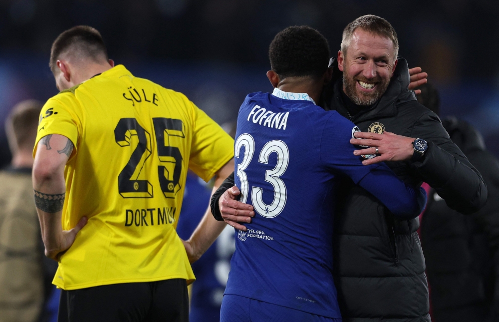 Dortmund's German defender Niklas Sule (L) reacts as Chelsea's English head coach Graham Potter (R) celebrates with Chelsea's French defender Wesley Fofana after the UEFA Champions League round of 16 second-leg football match between Chelsea and Borrusia Dortmund at Stamford Bridge in London on March 7, 2023. - Chelsea won the match 2-0. (Photo by Adrian DENNIS / AFP)
 