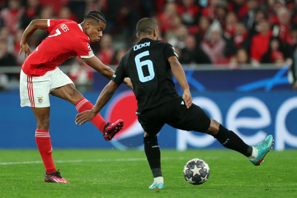 Benfica's Brazilian midfielder David Neres (L) scores his team's fifth goal during the UEFA Champions League round of 16 second leg football match between SL Benfica and Club Brugge at the Luz stadium in Lisbon on March 7, 2023. (Photo by CARLOS COSTA / AFP)