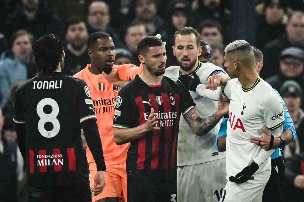 AC Milan's French goalkeeper Mike Maignan, AC Milan's Bosnian midfielder Rade Krunic, Tottenham Hotspur's English striker Harry Kane and Tottenham Hotspur's Brazilian striker Richarlison argue during the UEFA Champions League round of 16 second-leg football match between Tottenham Hotspur and Milan AC at Tottenham Hotspur Stadium in London on March 8, 2023. (Photo by JUSTIN TALLIS / AFP)