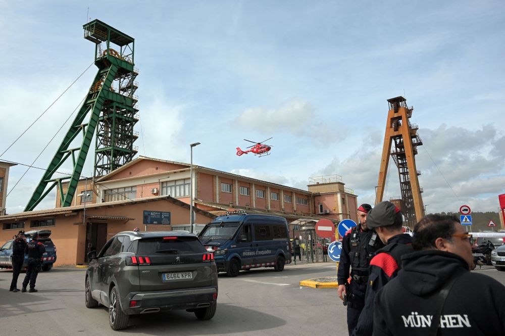 A fire helicopter flies over the potassium mine where three people were trapped after a collapse, in Suria, 75 km from Barcelona, on March 9, 2023.  (Photo by LLUIS GENE / AFP)