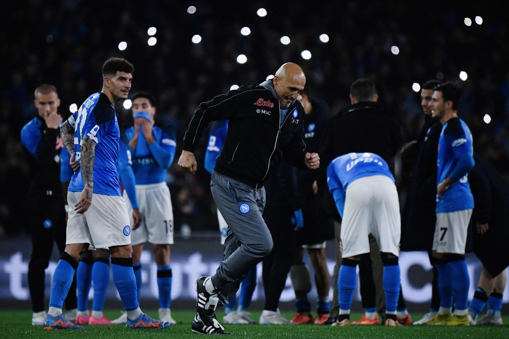 Napoli's Italian coach Luciano Spalletti (C) reacts at the end of the Italian Serie A football match between Napoli and Atalanta on March 11, 2023 at the Diego-Maradona stadium in Naples. (Photo by Filippo MONTEFORTE / AFP)