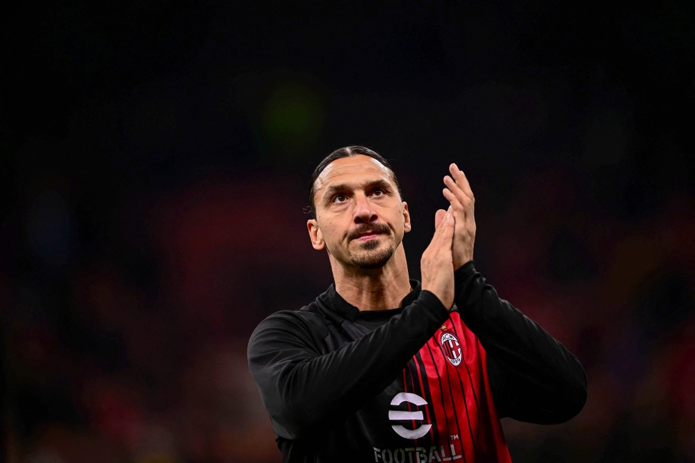 AC Milan's Swedish forward Zlatan Ibrahimovic claps as he warms up prior to the Italian Serie A football match between AC Milan and US Salernitana 1919 at the San Siro stadium in Milan on March 13, 2023. (Photo by Marco BERTORELLO / AFP)