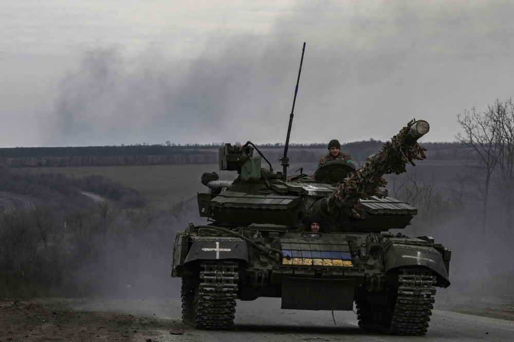A Ukrainian T64 tank moves outside the area of Bachmut, in the region of Donbas, on March 15, 2023. (Photo by Aris Messinis / AFP)