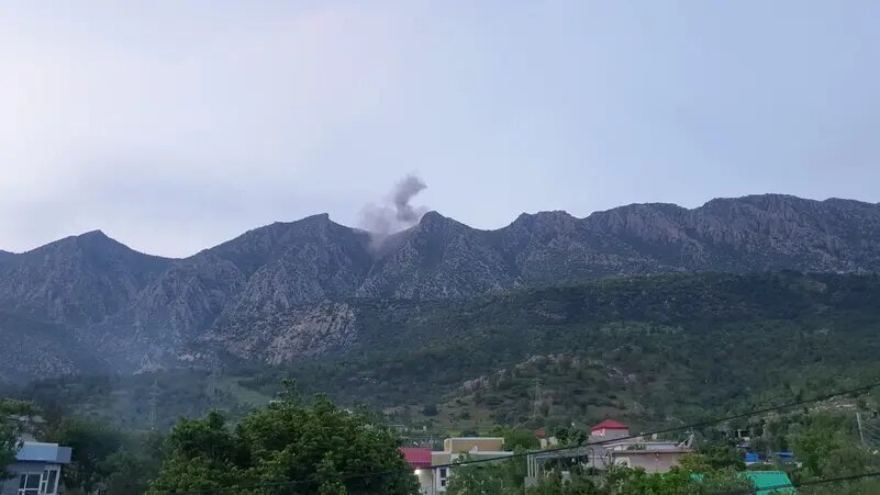 Smoke billows following reported Turkish warplane raids, from a site in the Matin Mountains near the village of Koherzi in the Amadiyah district, northeast of Dohuk in the Kurdish autonomous region of Iraq, on April 28th 2022. The Thursday helicopter crash also took place in the Dohuk province. (AFP)