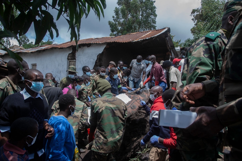 Malawi Defence Force, (MDF) soldiers recover a body of a victim of landslide which resulted due to heavy rains resulting from cyclone freddy during an MDF rescue operation at Manje informal settlement in Blantyre, southern Malawi, March 16, 2023. (Photo by Amos Gumulira / AFP)