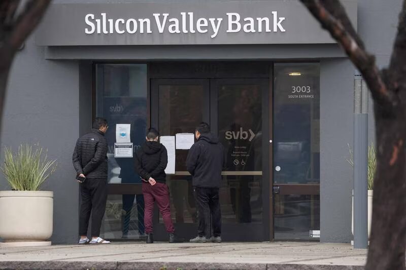 Employees stand outside the headquarters of Silicon Valley Bank in Santa Clara, California, after it was closed.  File photo / AFP
