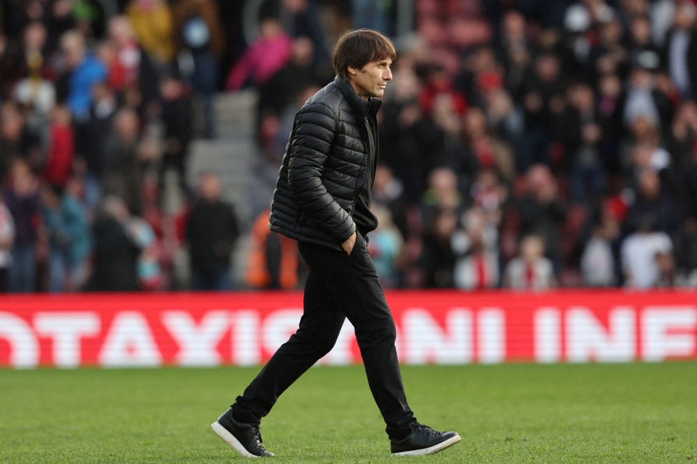 Tottenham Hotspur's Italian head coach Antonio Conte reacts at the end of the English Premier League match between Southampton and Tottenham Hotspur at St Mary's Stadium in Southampton, southern England on March 18, 2023. - Southampton and Tottenham Hotspur equalised 3 - 3. (Photo by Adrian DENNIS / AFP)
