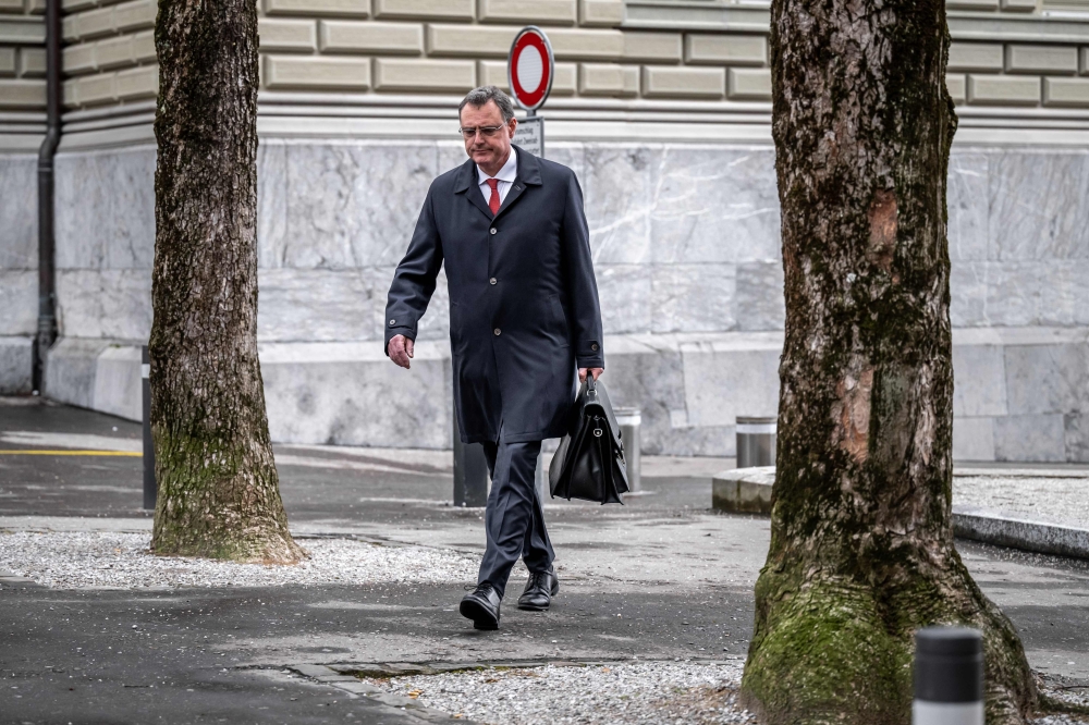Chairman of the Swiss National Bank (SNB) Thomas Jordan walks on his way to the Swiss Federal Department of Finance for talks on Credit Suisse bank crisis, in Bern on March 19, 2023.  (Photo by Fabrice COFFRINI / AFP)
 