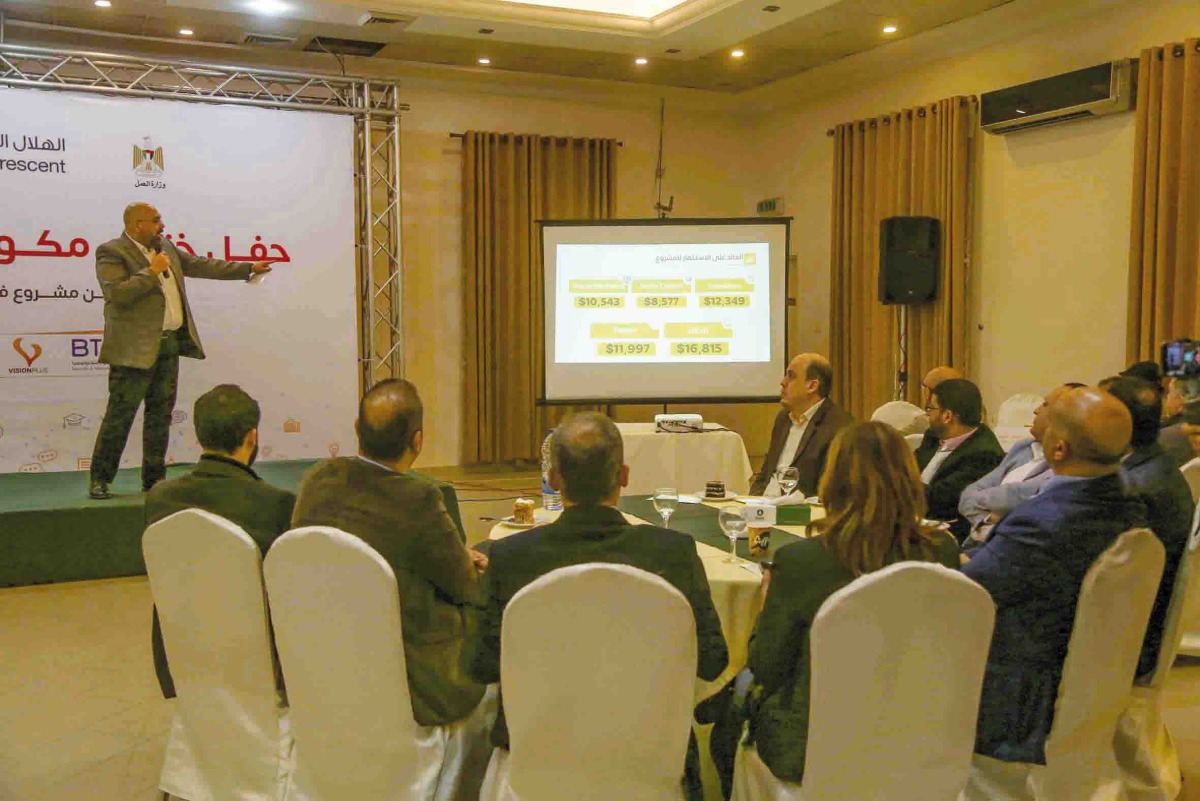 A QRCS official with Gaza graduates during the training session.