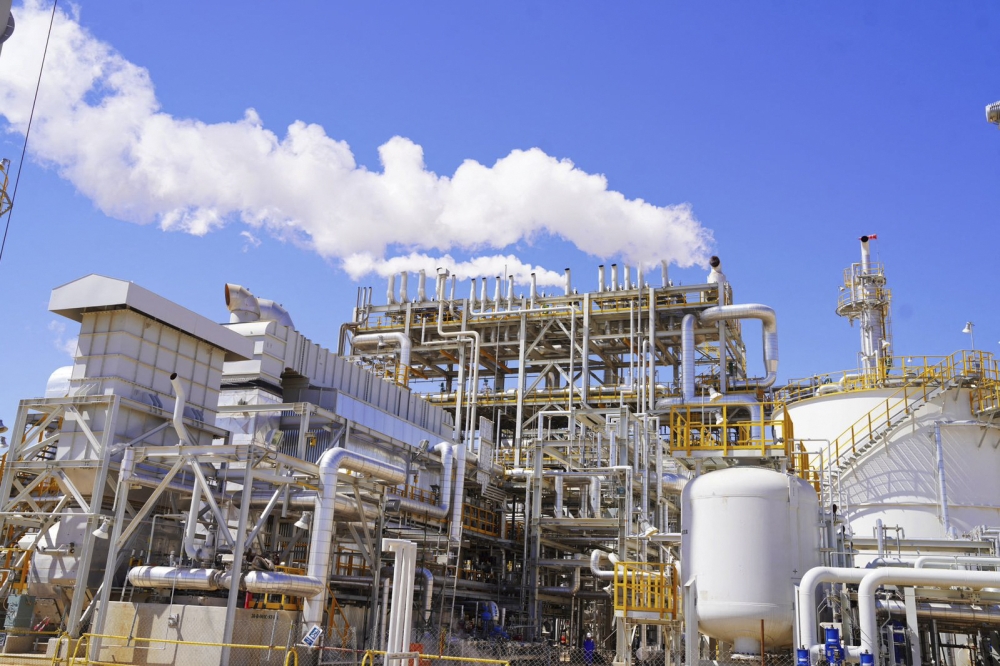 This handout photo released by the Iraqi prime minister's office on April 1, 2023, shows a view of installations at the Karbala oil refinery in the eponymous governorate, on the date it launched operations. (Photo by IRAQI PRIME MINISTER MEDIA OFFICE / AFP)