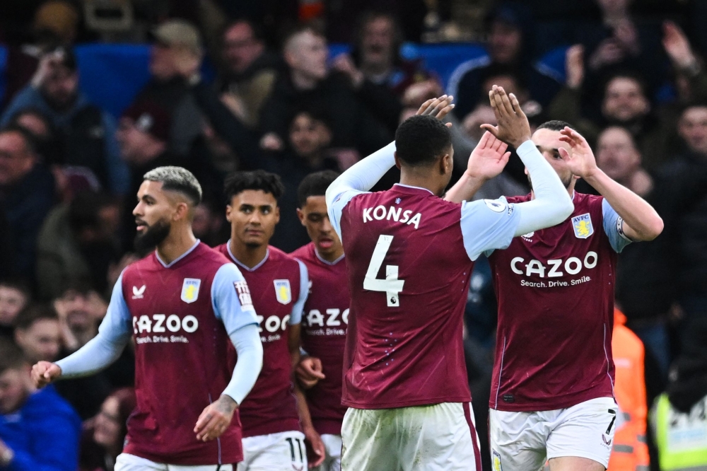 Aston Villa's Scottish midfielder John McGinn (right) celebrates after scoring his team second goal during the English Premier League football match between Chelsea and Aston Villa at Stamford Bridge in London on April 1, 2023. (Photo by JUSTIN TALLIS / AFP)