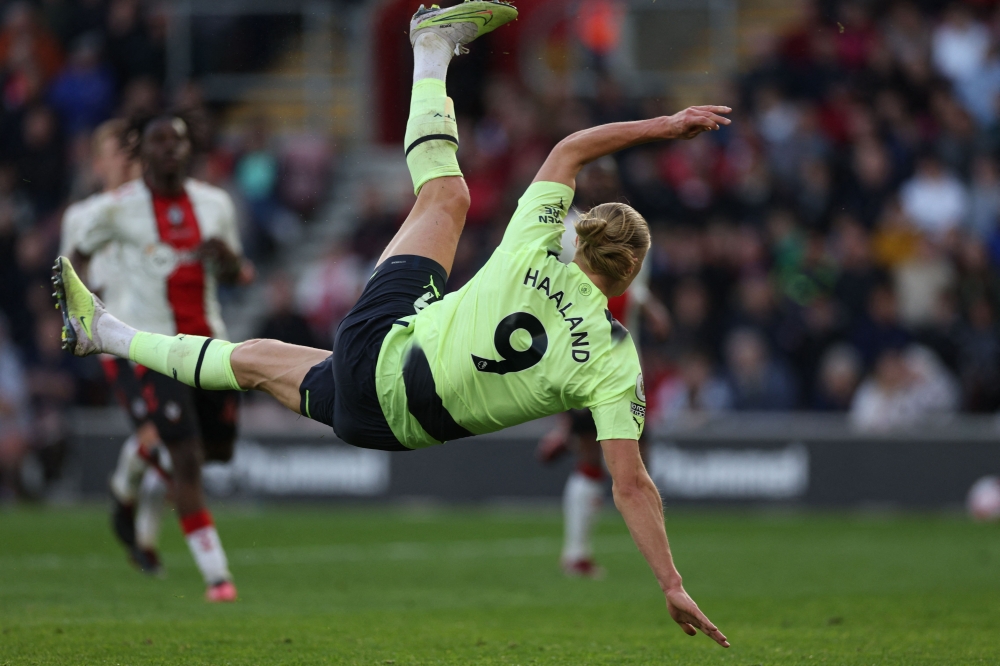 Manchester City's Norwegian striker Erling Haaland scores their third goal with this overhead kick during the English Premier League football match between Southampton and Manchester City at St Mary's Stadium in Southampton, southern England on April 8, 2023. (Photo by Adrian DENNIS / AFP)