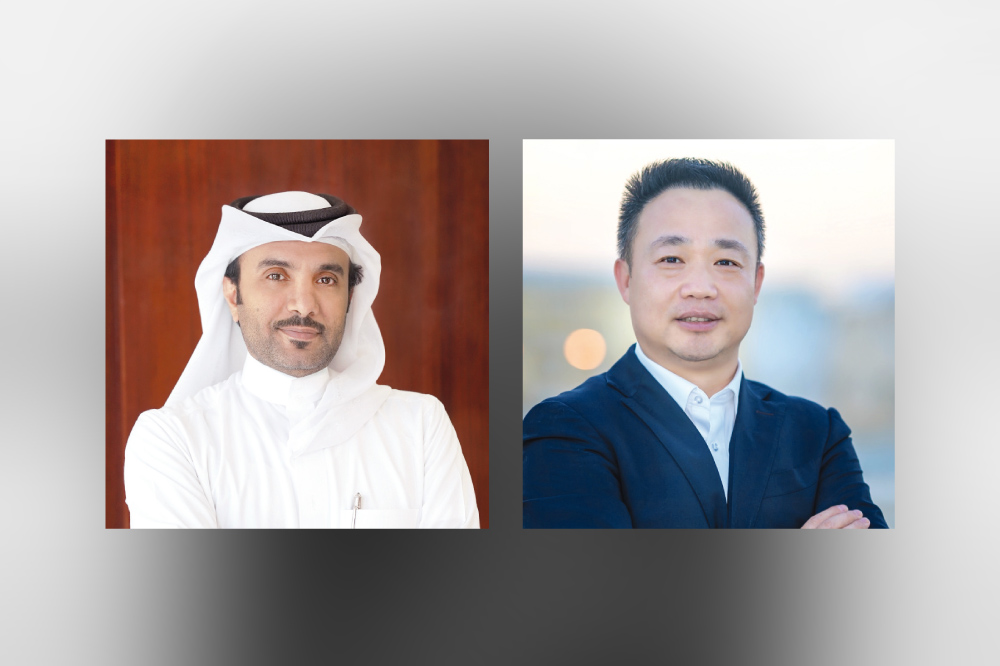 (L) Mowasalat CEO Fahad Saad Al Qahtani , (R) CEO of Yutong Middle East, Shen Hui 