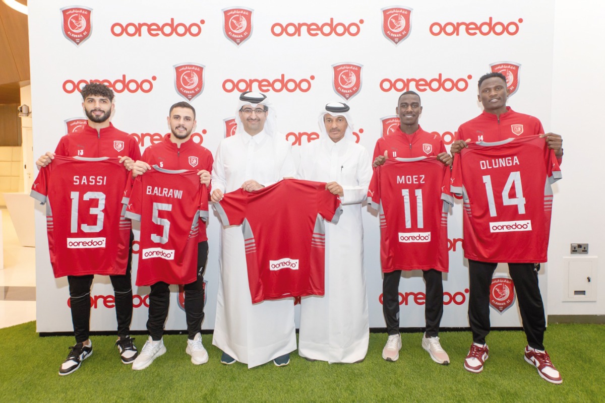 Ooredoo Qatar’s CEO Sheikh Ali bin Jabor Al Thani (left), and Vice-President of Al Duhail Sports Club Khalifa Al Sulaiti with Al Duhail players during the signing of the agreement.