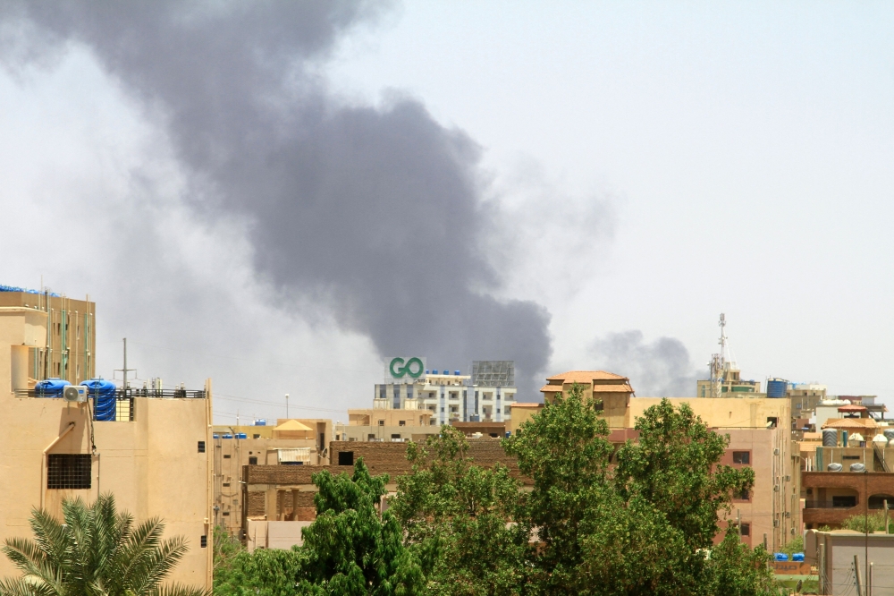 A general view shows smoke billowing in Khartoum on April 20, 2023, as fighting between the army and paramilitary forces led by rival generals rages on. (Photo by AFP)
