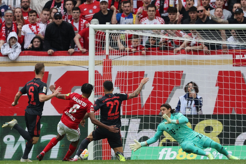 Mainz' Luxembourgish midfielder Leandro Barreiro (2nd L) scores the 2-1 goal past Bayern Munich's Swiss goalkeeper Yann Sommer (R) during the German first division Bundesliga football match between Mainz 05 and FC Bayern Munich in Mainz on April 22, 2023. (Photo by Daniel ROLAND / AFP) 
