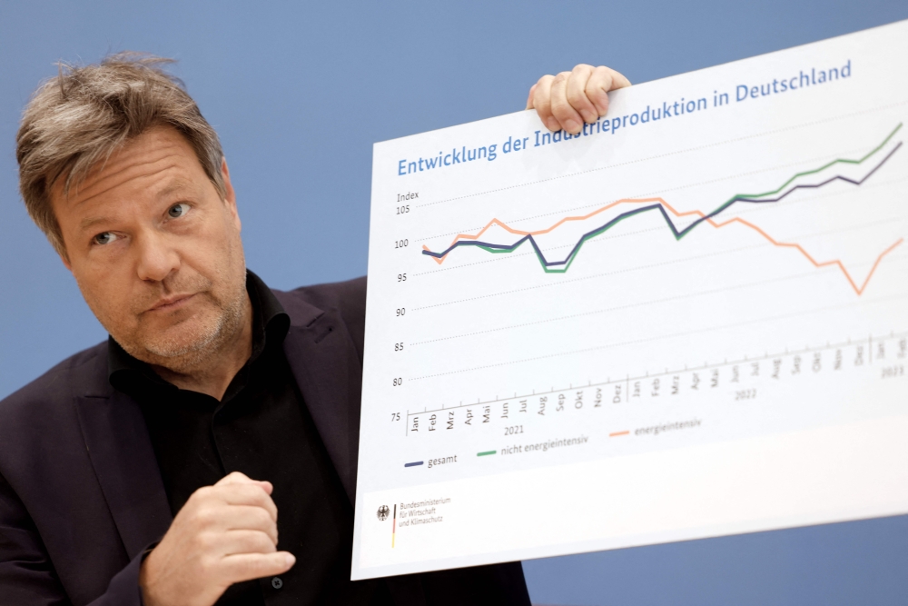 German Minister of Economics and Climate Protection Robert Habeck presents a graph to show the development of the industrial production in Germany during a press conference on the government's growth forecast, in Berlin on April 26, 2023. Photo by Odd ANDERSEN / AFP)
