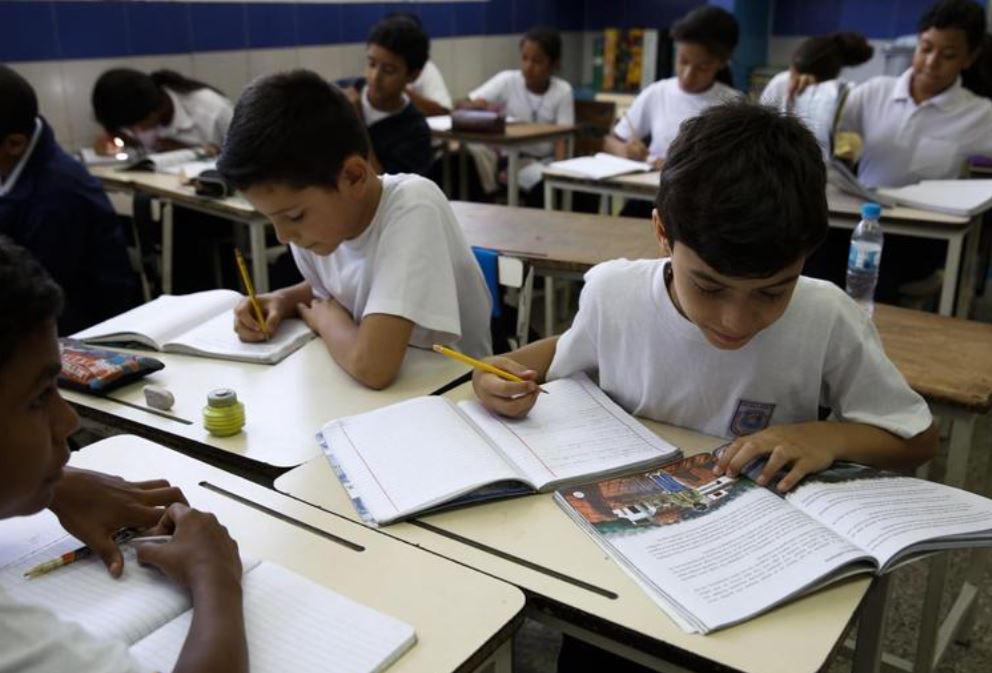 Children read state-issued textbooks at a classroom of the Eleazar Lopez Contreras school in Caracas, Venezuela, May 23, 2014. (Reuters file photo)