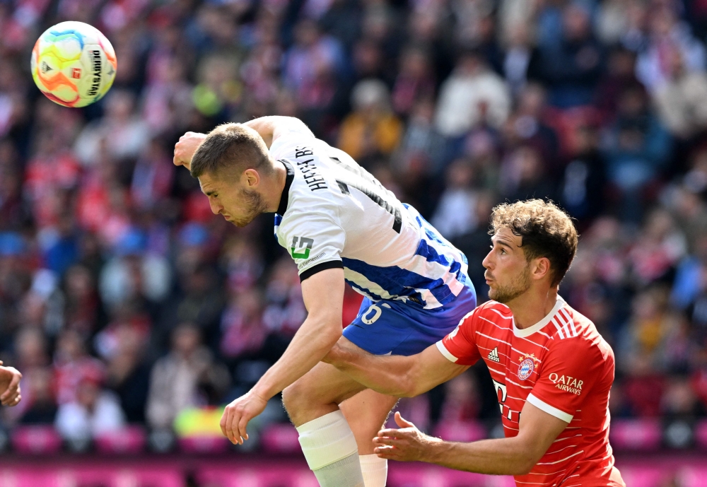 Bayern Munich's midfielder Leon Goretzka (R) and Hertha Berlin's English defender Jonjoe Kenny vie for the ball during the German first division Bundesliga football match between FC Bayern Munich and Hertha Berlin in Munich, southern Germany on April 30, 2023. (Photo by Christof STACHE / AFP)