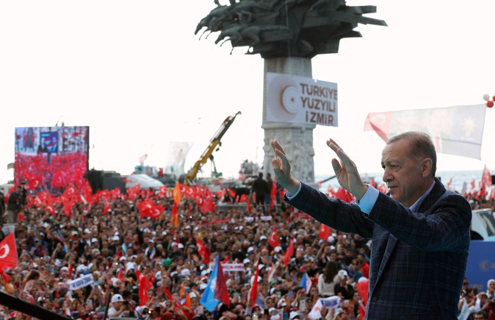 A handout photograph taken and released on April 29, 2023 by the Press Office of the Presidency of Turkey, shows Turkish President and Leader of the Justice and Development Party, Recep Tayyip Erdogan, greeting citizens during an electoral rally at Gundogdu Square in Izmir, on April 29, 2023. (Photo: Press Office of the Presidency of Turkey / AFP) 