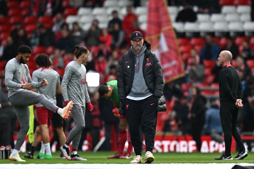 Liverpool's German manager Jurgen Klopp (C) watches his players warm up ahead of the English Premier League football match between Liverpool and Tottenham Hotspur at Anfield in Liverpool, north west England on April 30, 2023. (Photo by Paul Ellis / AFP)