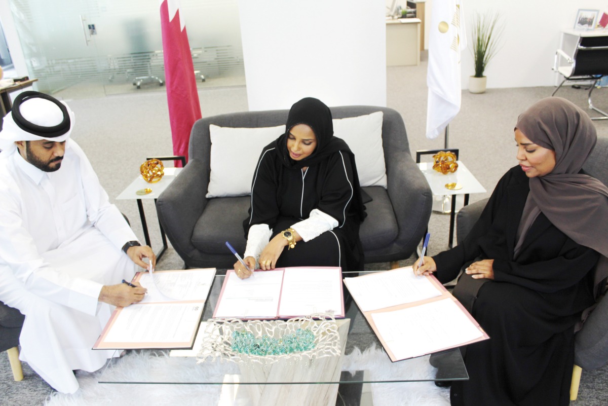 Run S Korshel, Charge d’affaire of the Somali Embassy in Qatar, Mohammed Massani, Chairman of KON Groups, and Hissa Suwaidi, Chairperson of KON Groups, signing the agreement.