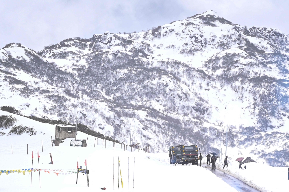 This picture taken on April 3, 2023 shows a snow-laden Indian army camp in the Tawang district of India's Arunachal Pradesh state. (Photo by Arun SANKAR / AFP)