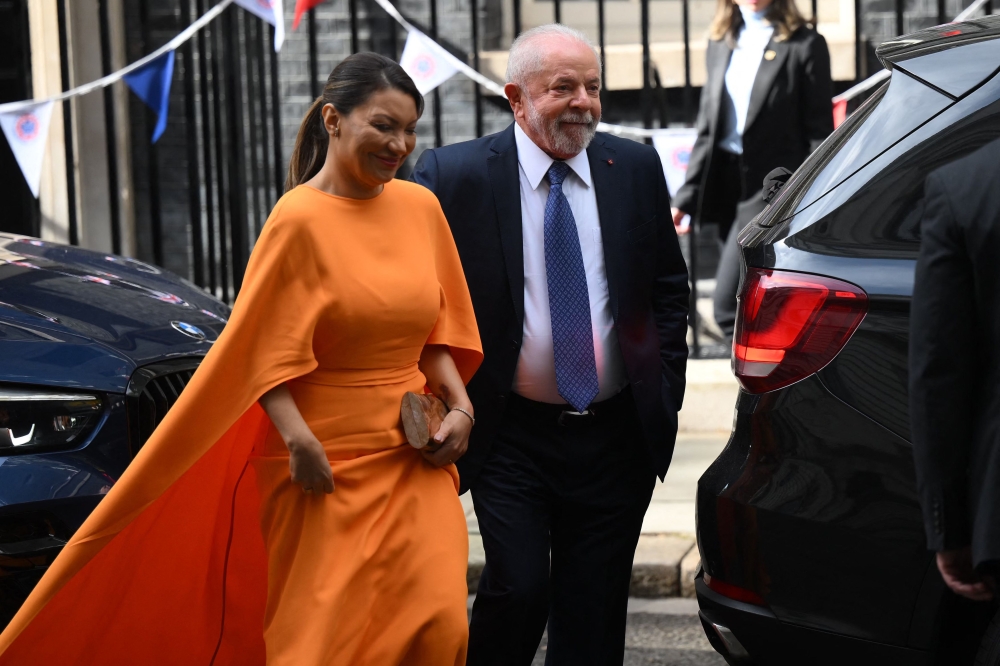 Brazil's President Luiz Inacio Lula da Silva (R) and his wife Janja (L) leave 10 Downing Street, central London, on May 5, 2023 after a meeting with Britain's Prime Minister Rishi Sunak. (Photo by Daniel LEAL / AFP)
