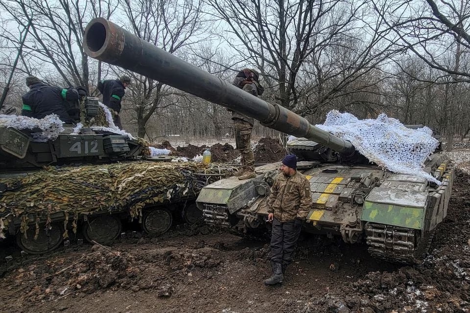 File Photo: Ukrainian servicemen stand on their tanks near the frontline town of Bakhmut in Donetsk region, Ukraine, January 13, 2023. (REUTERS/Vladyslav Smilianets)