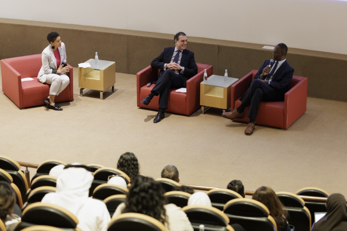 US Ambassador to Qatar H E Timmy T. Davis, and Executive Director of Earthna, Dr. Gonzalo Castro de la Mata during the discussion. 