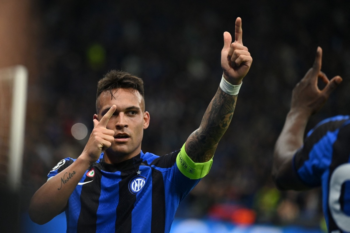 Inter Milan's Argentinian forward Lautaro Martinez (L) and AC Milan's French forward Olivier Giroud embrace at the end of the UEFA Champions League semi-final second leg football match between Inter Milan and AC Milan on May 16, 2023 at tyhe Giuseppe-Meazza (San Siro) stadium in Milan. (Photo by Marco BERTORELLO / AFP)