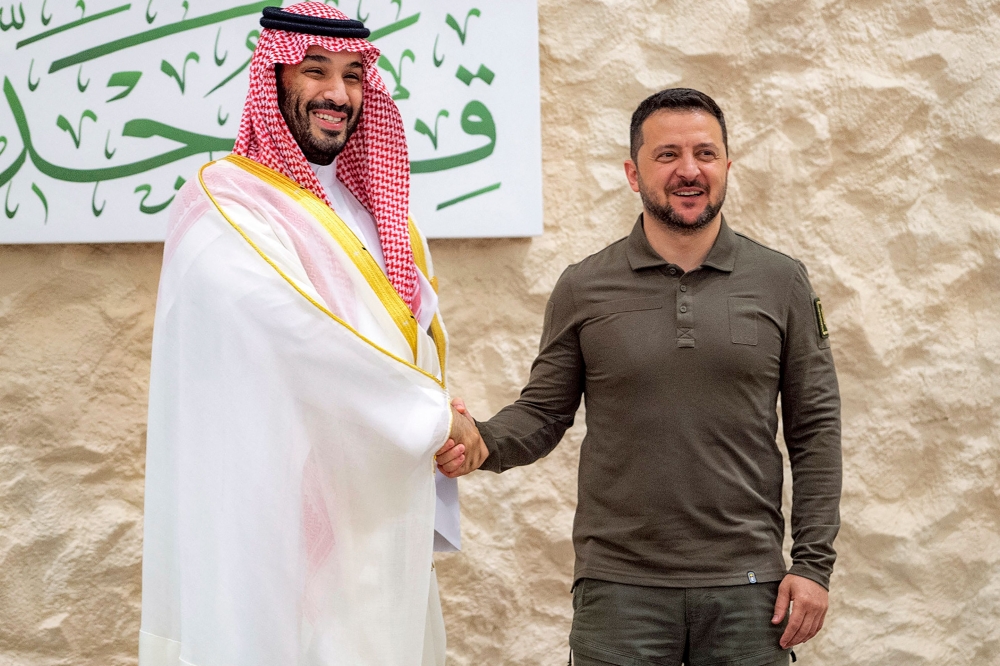This handout picture provided by the Saudi Royal Palace on May 19, 2023 shows Saudi Crown Prince HRH Mohammed bin Salman with Ukraine's President Volodymyr Zelensky prior to the Arab Summit meeting in Jeddah. (Photo by Bandar Al-Jaloud / Saudi Royal Palace / AFP)
