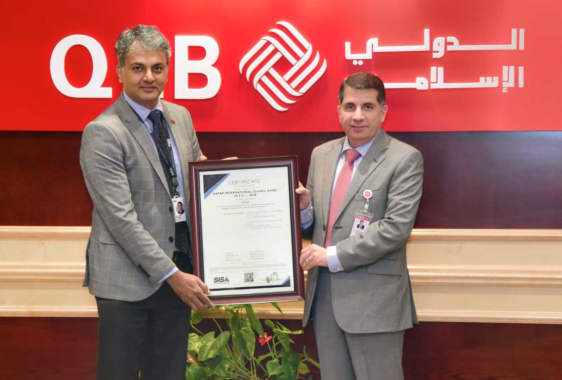 Mohammad Jamil Ahmad Hamad, Chief Risk Officer at QIIB receiving the certificate by Ramakrishnan Balagopal, SISA Vice President.