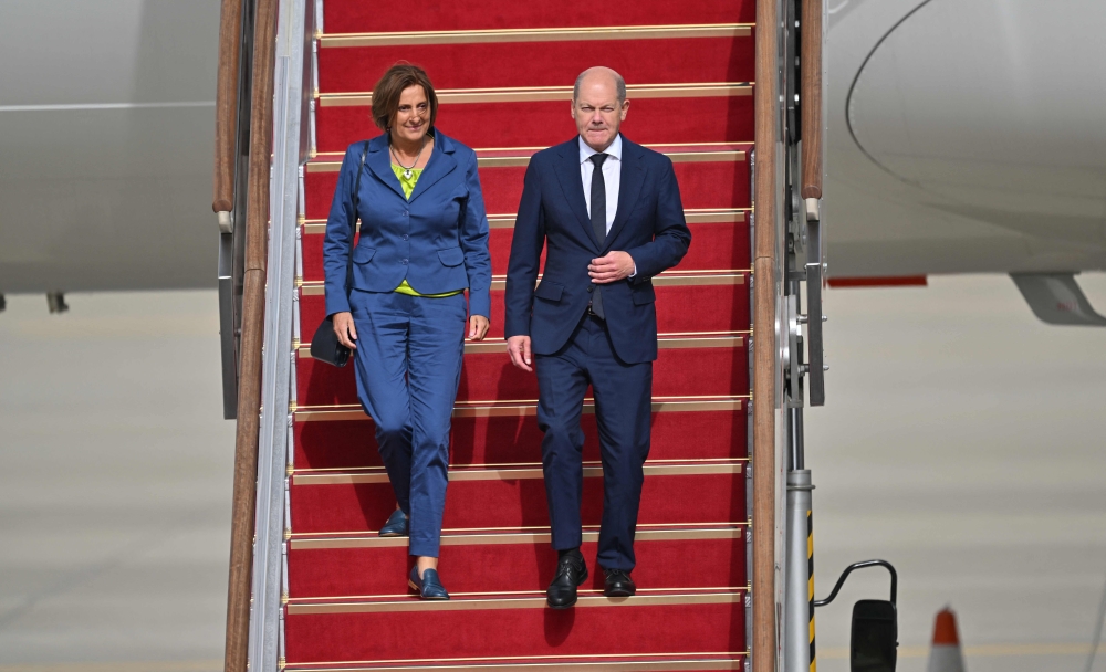 German Chancellor Olaf Scholz (R) and his wife Britta Ernst (L) arrive at Seoul Air Base in Seongnam on May 21, 2023. Photo by Jung Yeon-je / AFP
