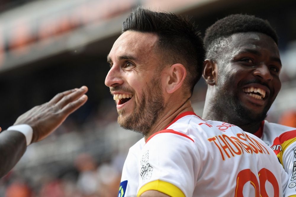 Lens' French forward Adrien Thomasson (C) celebrates after scoring his team's second goal during the French L1 football match between FC Lorient and RC Lens at Stade du Moustoir in Lorient, western France on May 21, 2023. (Photo by JEAN-FRANCOIS MONIER / AFP)