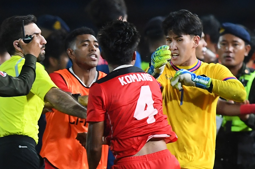 File photo of Indonesia's Komang Teguh Trisnanda (C) and Thailand's Soponwit Rakyart (R) react as a fight breaks out on the sidelines of the men's football final match between Thailand and Indonesia during the 32nd Southeast Asian Games (SEA Games) in Phnom Penh on May 16, 2023. (Photo by Nhac NGUYEN / AFP)