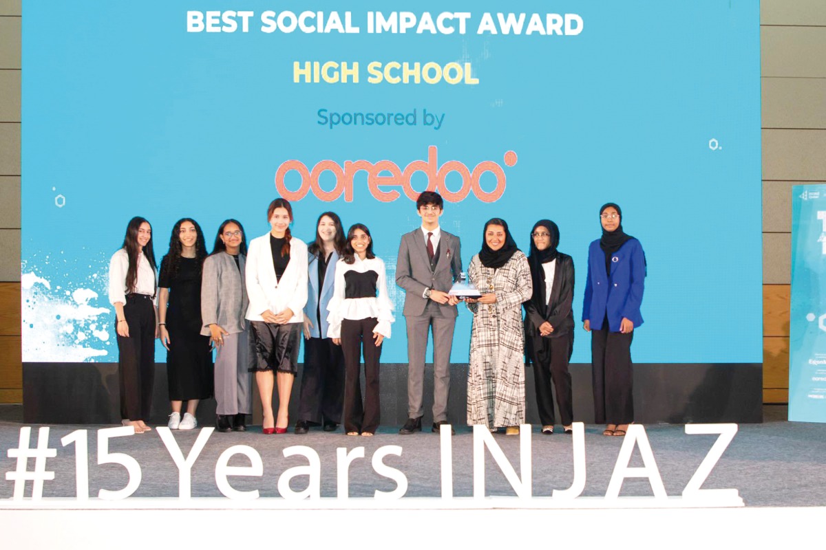 Ooredoo’s Director CSR, Sponsorship and Media, Moza Khalid Al Muhannadi (third right) with winning student teams at the awards ceremony.  