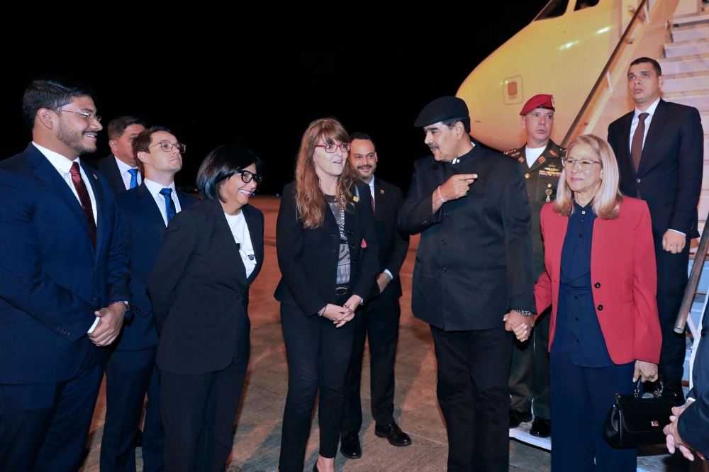 Handout picture released by the Venezuelan Presidency showing Venezuelan President Nicolas Maduro (2-R), his wife First Lady Cilia Flores, and Vice-President Delcy Rodiguez (3-L) being welcomed upon landing in Brasilia on May 28, 2023. (Photo by Zurimar CAMPOS / Venezuelan Presidency / AFP)