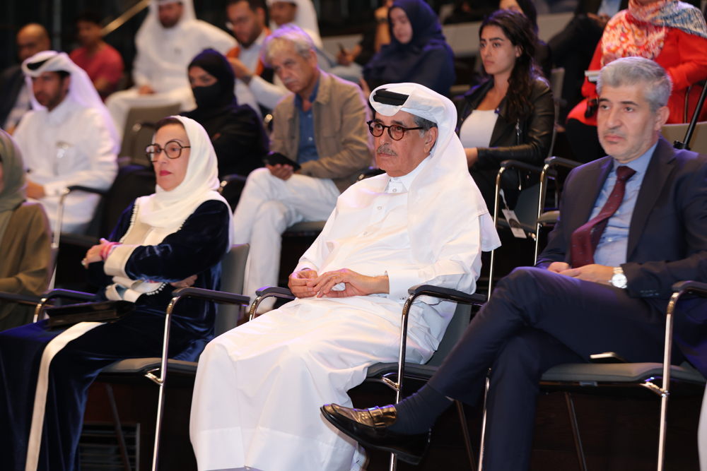 Minister of State and President of QNL H E Dr. Hamad bin Abdulaziz Al Kawari (centre) and other officials and experts at the session. 