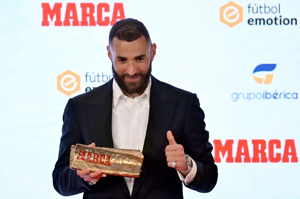 Real Madrid's French forward Karim Benzema poses after receiving the MARCA Leyenda (MARCA Legend) award in Madrid on June 1, 2023. (Photo by Oscar Del Pozo / AFP)