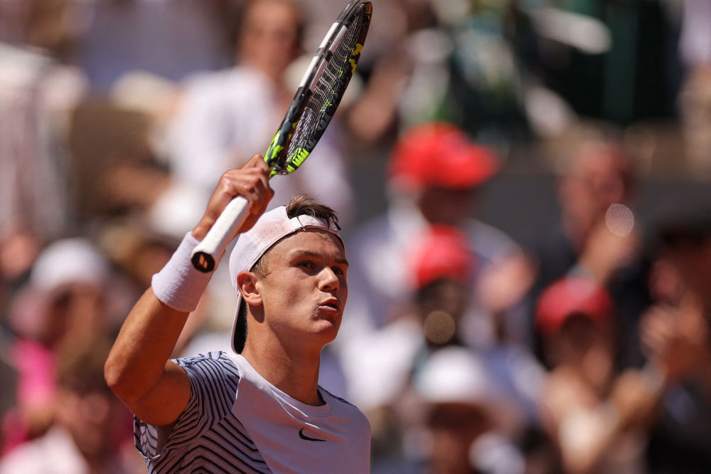 Denmark's Holger Rune celebrates after winning against Argentina's Genaro Alberto Olivieri at the end of their men's singles match on day seven of the Roland-Garros Open tennis tournament at the Court Philippe-Chatrier in Paris on June 3, 2023. (Photo by Thomas SAMSON / AFP)
 