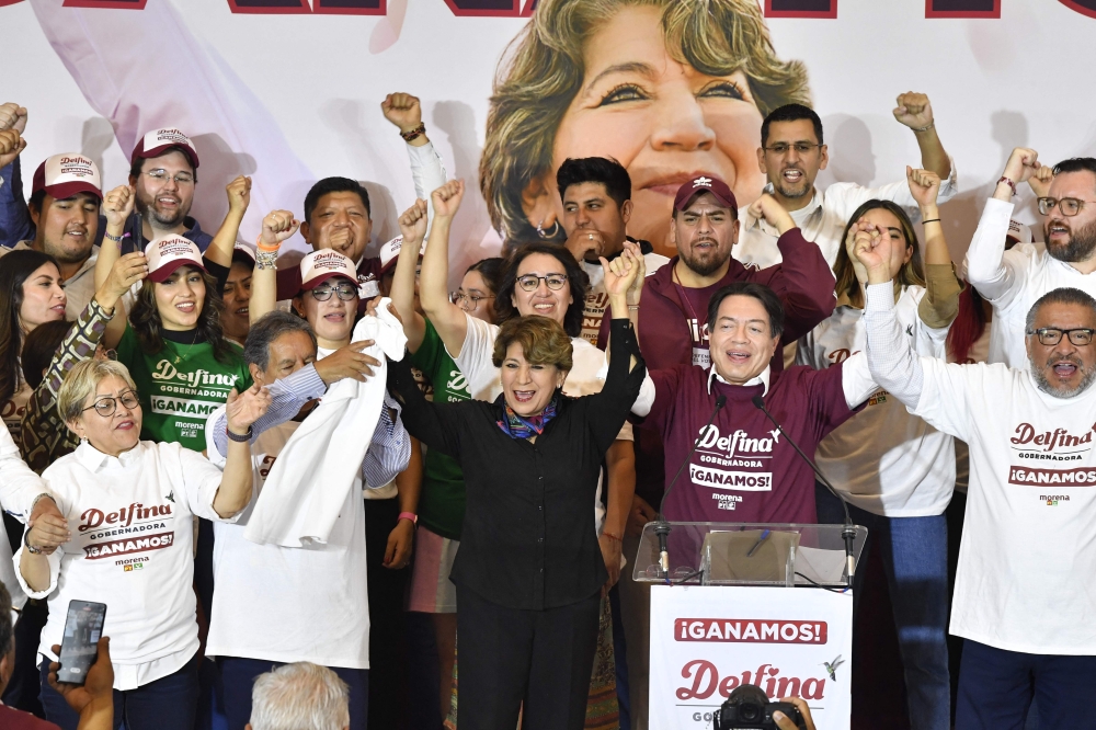 Delfina Gomez (C), candidate for governor for the State of Mexico for a coalition led by the ruling Morena political party, unofficially celebrates being elected governor of the State of Mexico in Toluca, Mexico State, on June 24, 2023. (Photo by CLAUDIO CRUZ / AFP)
