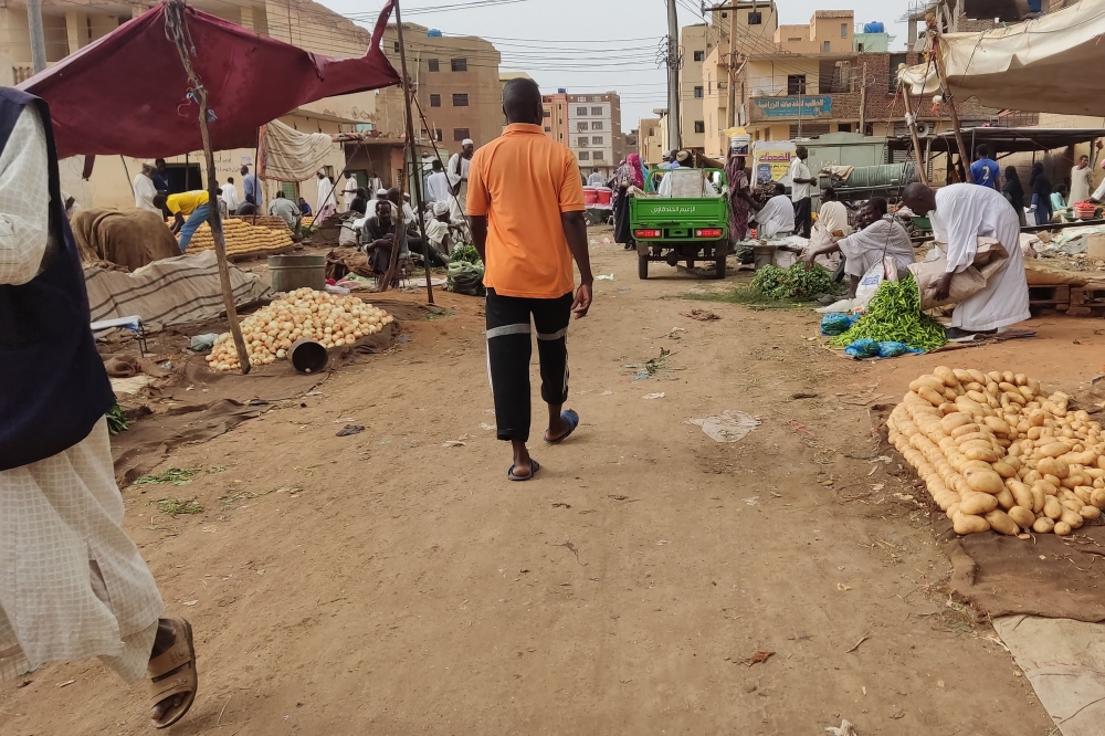 People gather at a market to buy food provisions, in Khartoum on June 10, 2023. A 24-hour ceasefire took effect on June 10 between Sudan's warring generals but, with fears running high it will collapse like its predecessors, US and Saudi mediators warn they may break off mediation efforts. (Photo by AFP)
