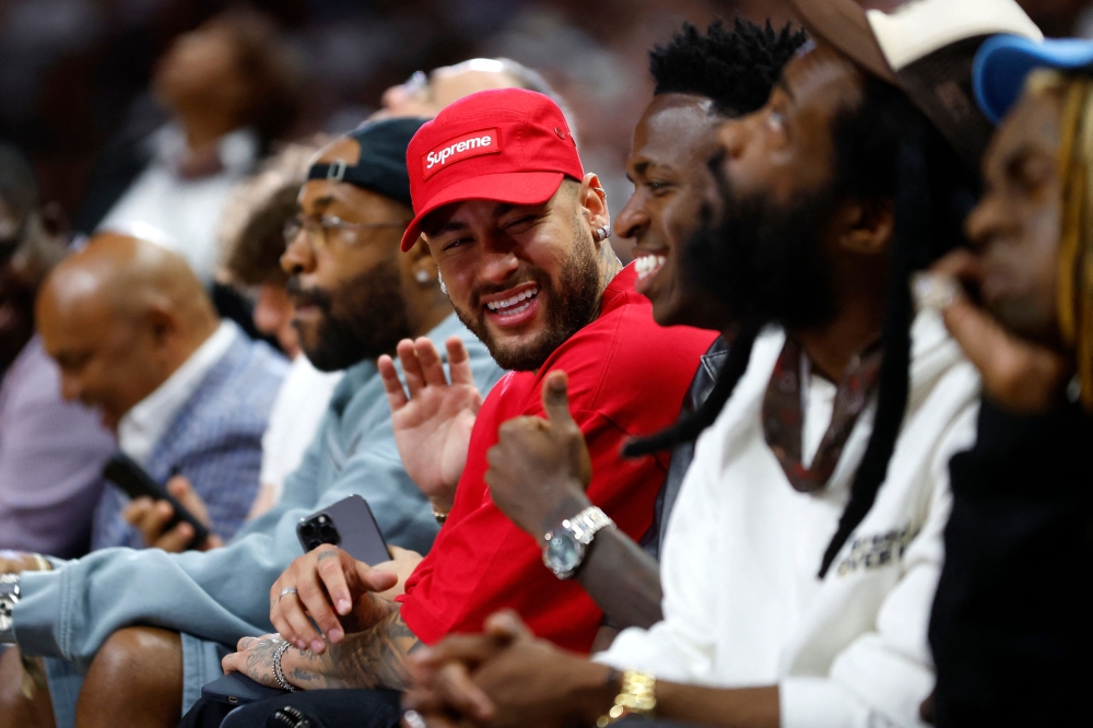 Neymar and Vinicius Junior are seen in attendance during Game Four of the 2023 NBA Finals between the Denver Nuggets and the Miami Heat at Kaseya Center on June 09, 2023 in Miami, Florida. (Photo by Mike Ehrmann / GETTY IMAGES NORTH AMERICA / Getty Images via AFP)
 