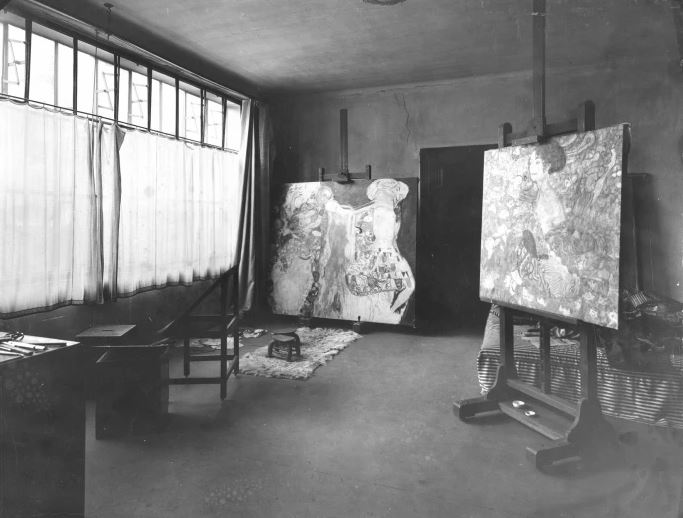 Dame mit Facher on an easel in Klimt's studio, 1918. Pic: Sothebys 
